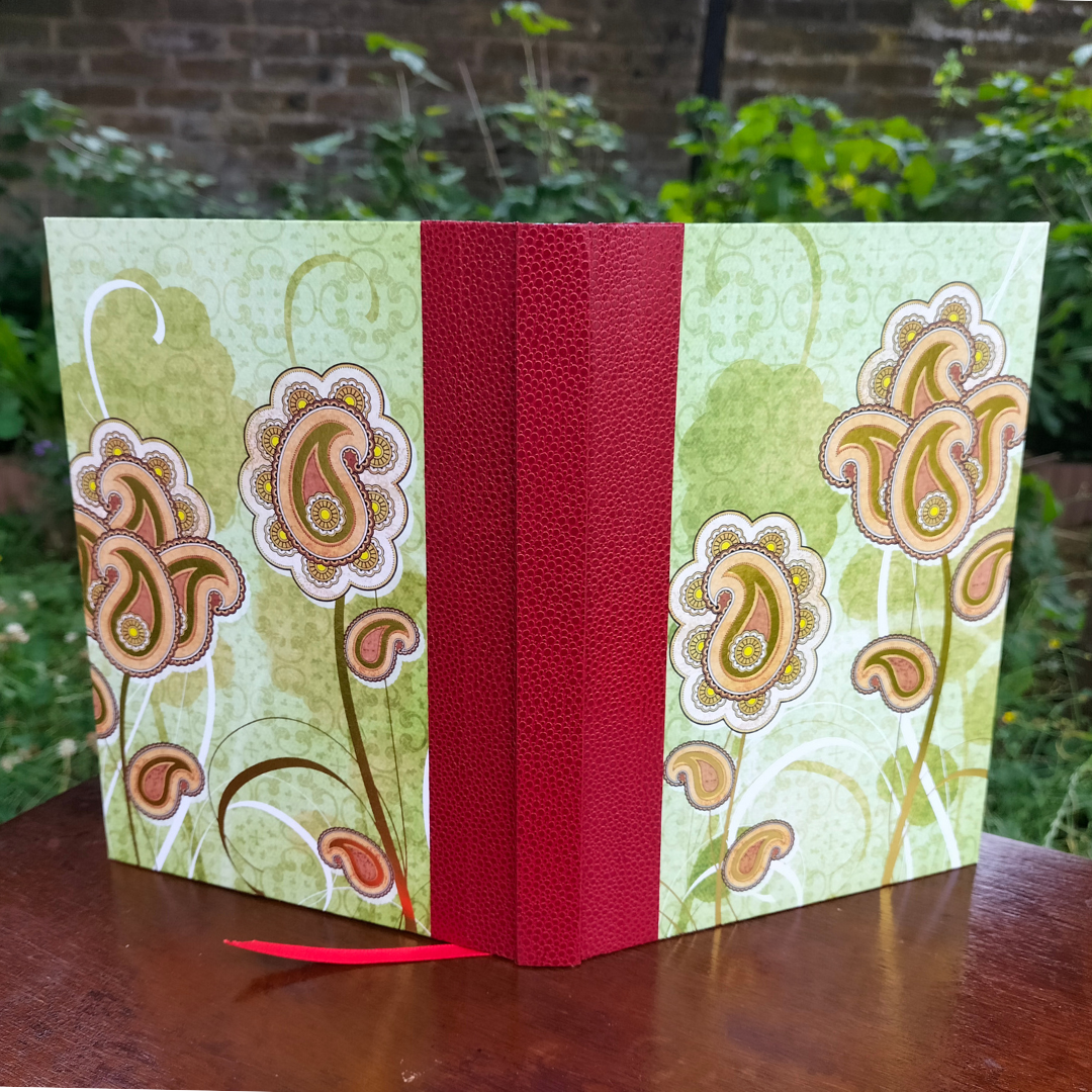 Carnet A5 – Fleurs dorées sur fond vert